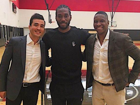 阿斯报：巴萨后卫埃里克·加西亚，未来三场仍将佩戴面罩出战（阿斯：埃里克·加西亚未来三战仍将佩戴面罩为巴萨出战）