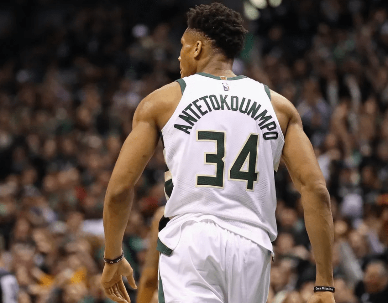 恭喜！孙铭徽超越胡雪峰，升至CBA常规赛历史助攻榜第4位（孙铭徽超越胡雪峰，位列CBA常规赛历史助攻榜第4位）