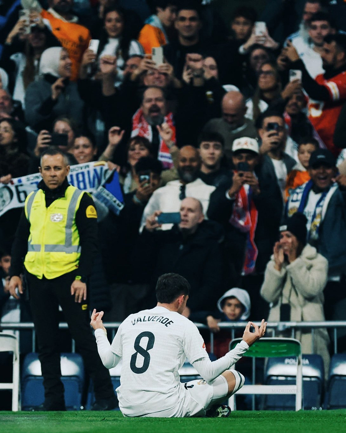 4-0横扫！意甲榜首易主，国米挤掉米兰，法布雷加斯惨败（4-0大胜！意甲领头羊易位，国米力压米兰，法布雷加斯遭惨败）