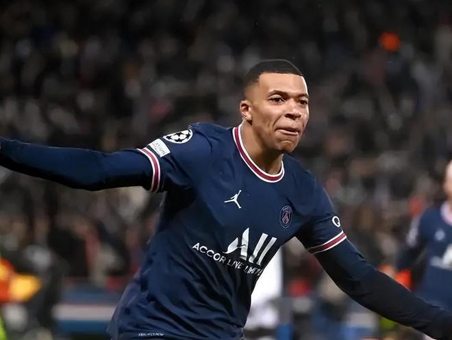 不多见！黄蜂猛龙比赛因灯光失控中断 球员在场上聊天（罕见！黄蜂vs猛龙因灯光故障比赛中断，球员场上闲聊）