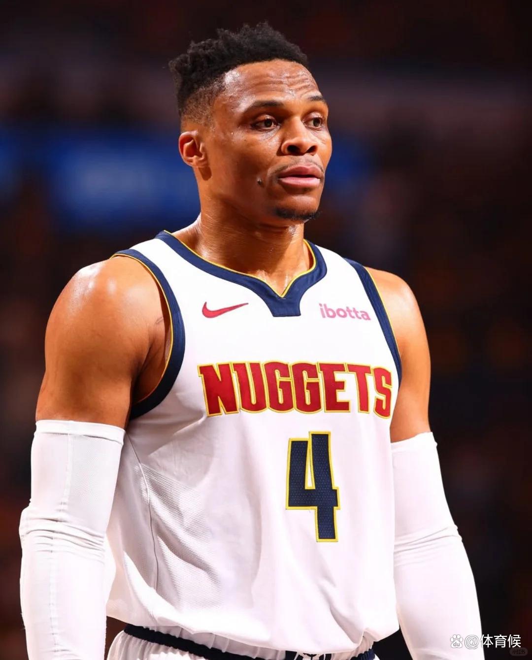 拜仁总监谈转会引援：重点是要新老搭配，保持球队竞争力（拜仁总监谈引援策略：新老结合，确保球队竞争力）