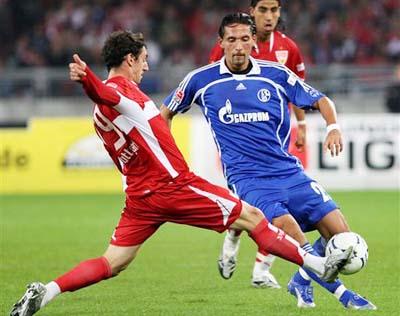 老队友见面，埃泽和奥利塞赛后交换了球衣（老队友重逢，埃泽与奥利塞赛后互换球衣）