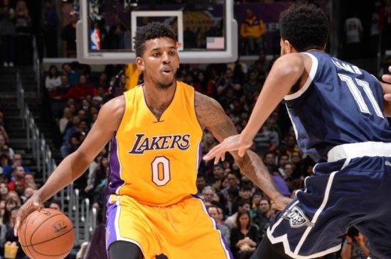 当火箭将对手得分限制在110分以下时，球队12战全胜（火箭将对手得分压到110分以下时，球队战绩为12胜0负）