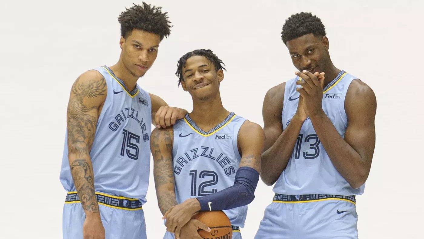 足球国足新一期集训名单公布，两名新人首次入选引热议（国足公布新一期集训名单，两名新面孔首次入选引发热议）