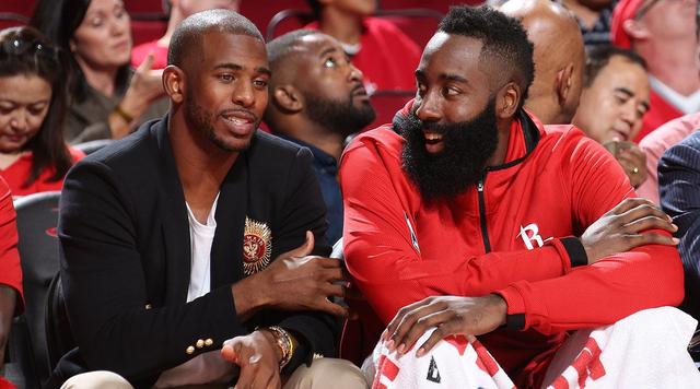 抽空拉拉球，活动活动老胳膊老腿，舒坦（忙里偷闲打拉拉球，舒展筋骨真舒坦）