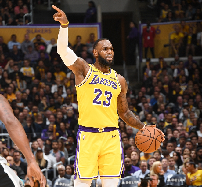 伊布社交媒体秀冠军数量 15个赛季拿13个联赛冠军（伊布社媒晒荣誉：15季斩获13座联赛桂冠）