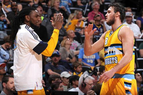 詹姆斯谈与狄龙冲突：没什么就是竞争，但我们笑到了最后（詹姆斯回应与狄龙冲突：只是竞争较量，最终笑的是我们）