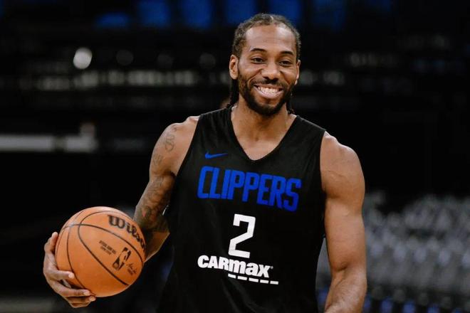 里夫斯：看到詹姆斯在场上全速奔跑，这会促使你跟上他的步伐（里夫斯：看见詹姆斯在场上全速冲刺，会让你也不自觉加速跟上）