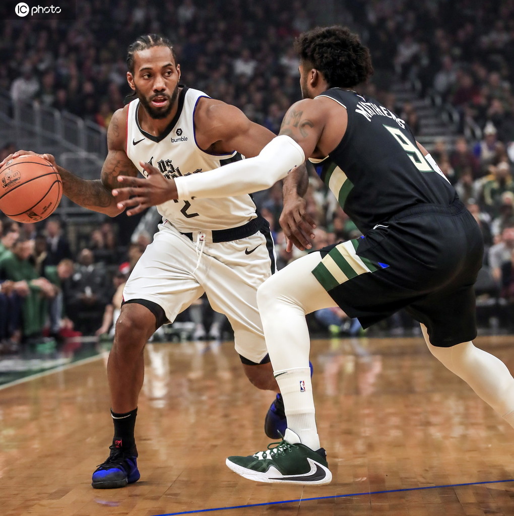 不惧约基奇！浓眉两战掘金均轰下30+，带队双杀对手（硬刚约基奇！浓眉两战掘金均砍30+，率队完成双杀）