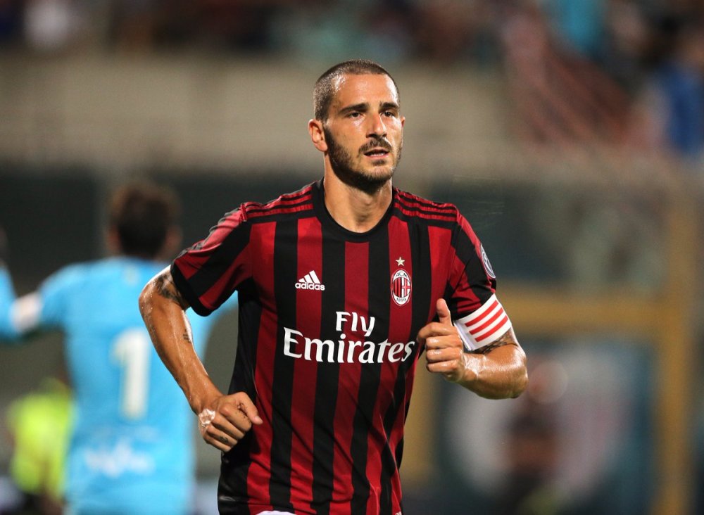 抽空拉拉球，活动活动老胳膊老腿，舒坦（忙里偷闲打拉拉球，舒展筋骨真舒坦）