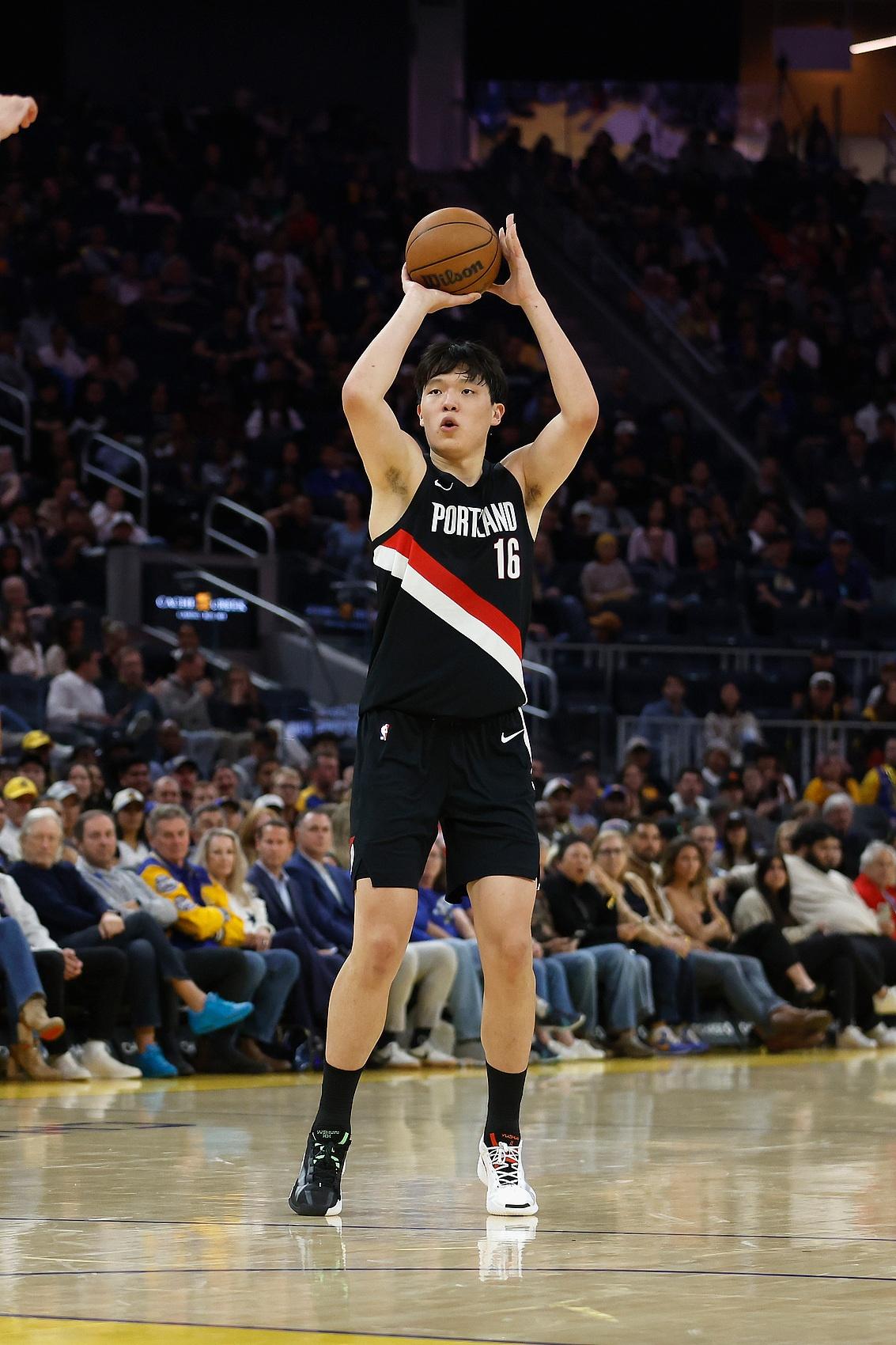 NBA焦点战：凯尔特人主场逆转猛龙（NBA焦点对决：凯尔特人主场完成逆转，力克猛龙）